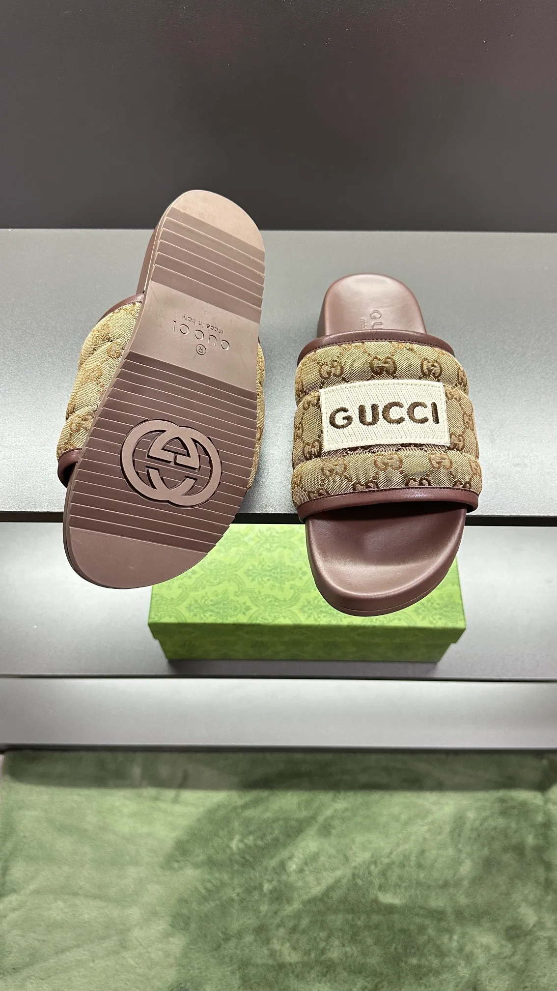 [G Family Couple Style] P: 300💰Female size 36~40 Men's size 39~45, (46. Custom-made Unisex GG slippers This slipper is made of GG polyester fiber and is decorated with a Gucci label on the front, adding a striking logo feel to the style. Beige GG recycled polyester fiber Unisex leather trim "Gucci Made in Italy" embroidered label Rubber sole Flat Made in Italy
